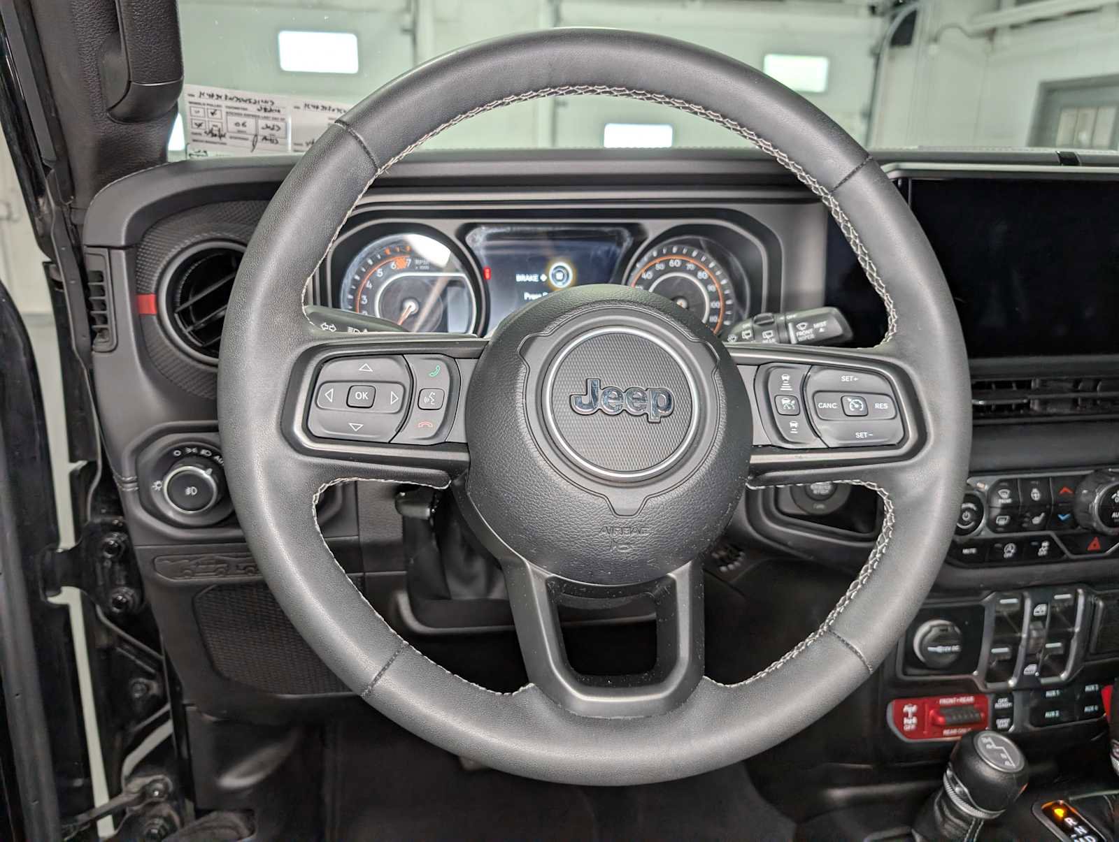 Used 2025 Jeep Wrangler Unlimited Rubicon w/ Convenience Group AWD/4WD image 35