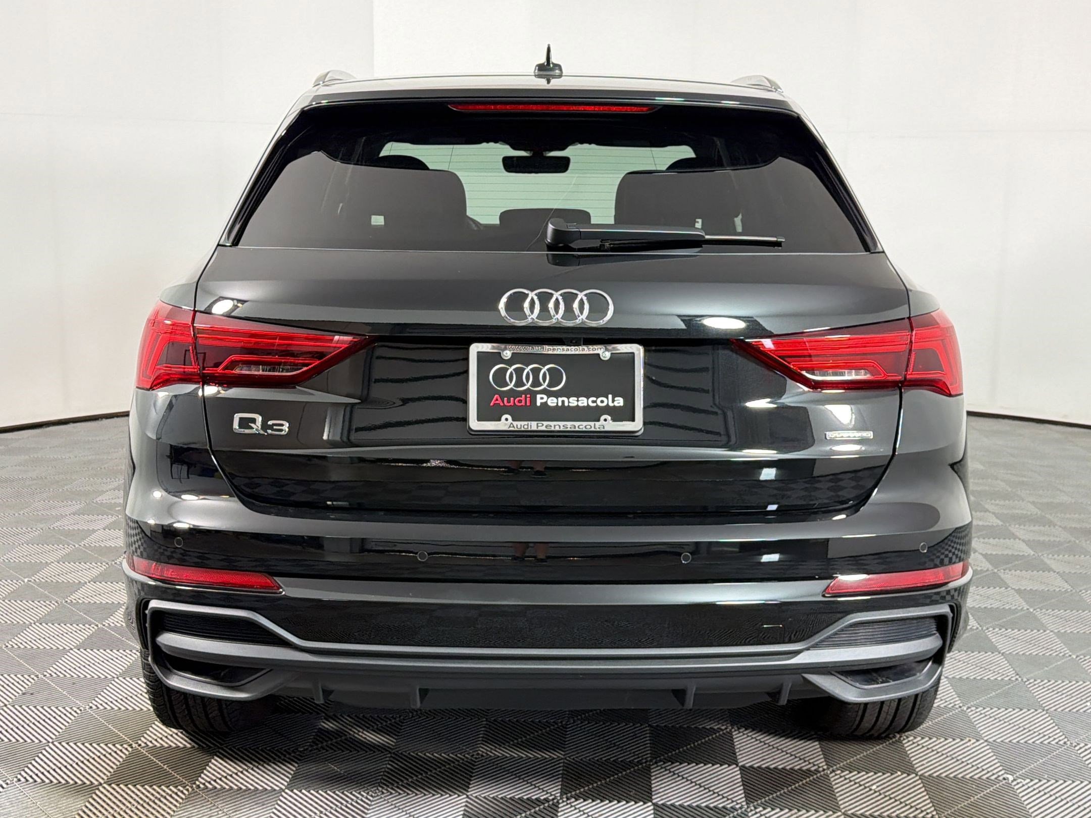 Certified 2025 Audi Q3 2.0T Premium w/ Convenience Package AWD/4WD image 9