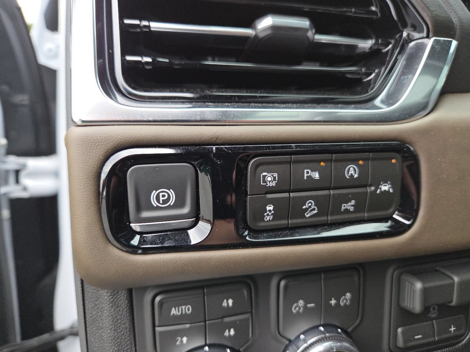 New 2026 GMC Yukon Denali Ultimate AWD/4WD image 12