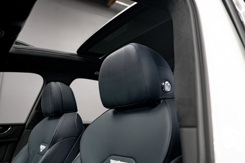 Used 2024 Bentley Bentayga AWD/4WD image 31