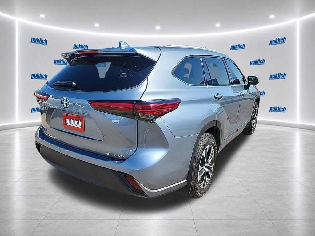 Used 2022 Toyota Highlander XLE AWD/4WD image 5