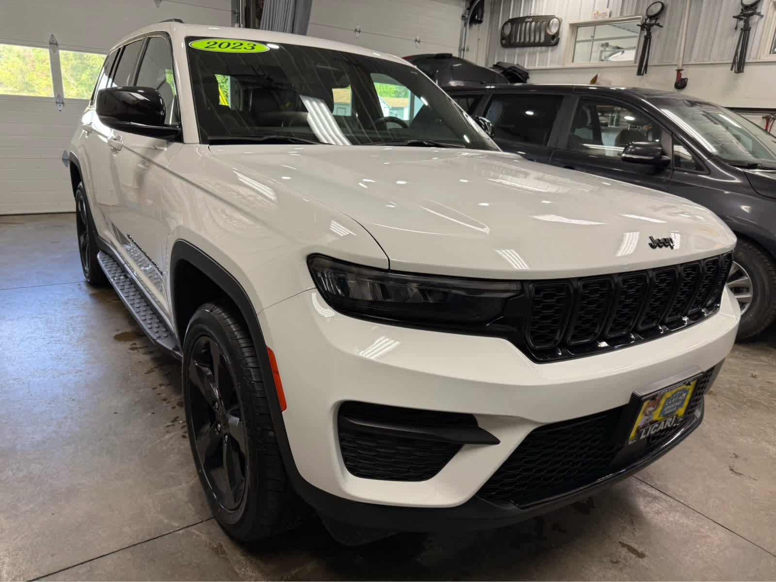 Used 2023 Jeep Grand Cherokee Altitude AWD/4WD image 3