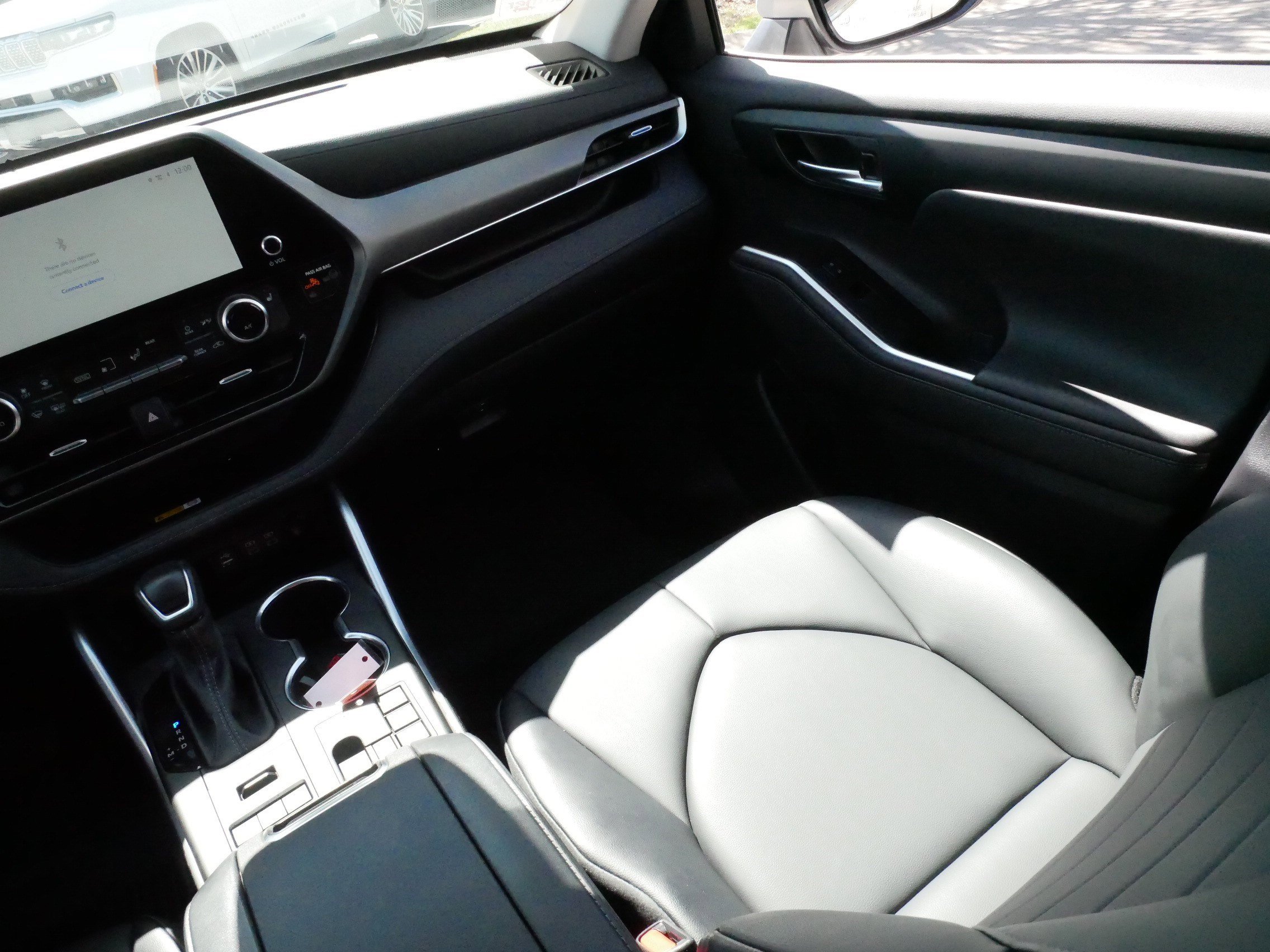 Used 2023 Toyota Highlander XLE AWD/4WD image 11