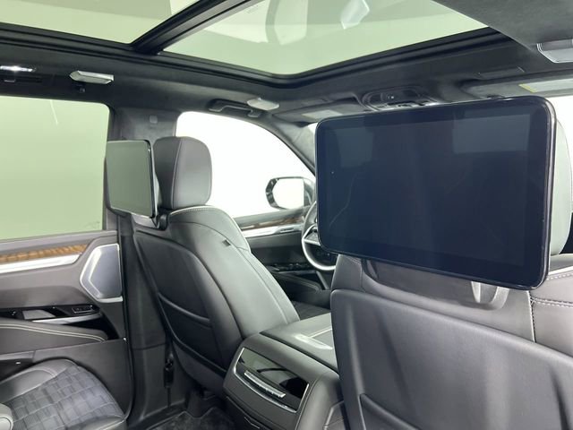 Used 2025 Cadillac Escalade Premium Luxury Platinum AWD/4WD image 36