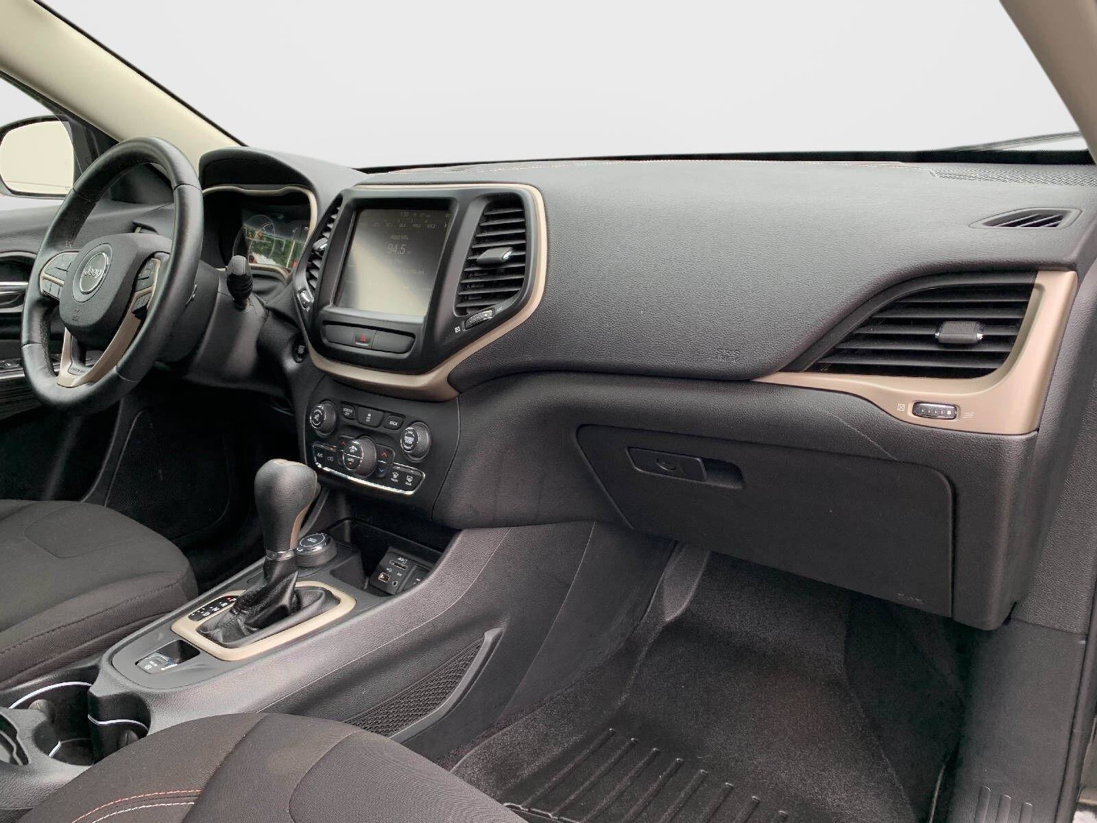 Used 2017 Jeep Cherokee 75th Anniversary AWD/4WD image 35