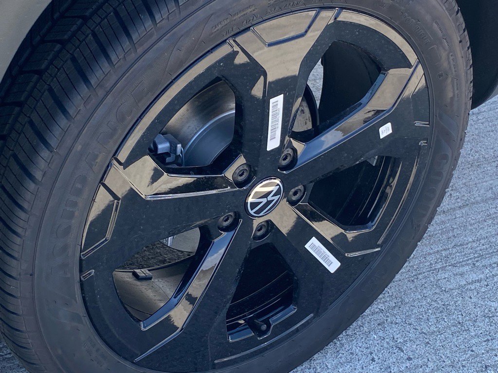 New 2025 Volkswagen Taos SE image 12