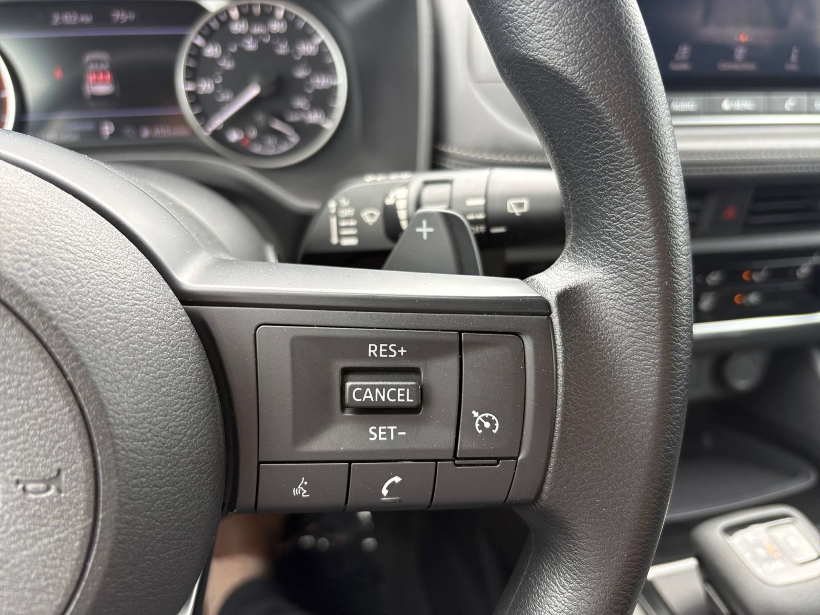 Used 2024 Nissan Rogue S FWD image 25