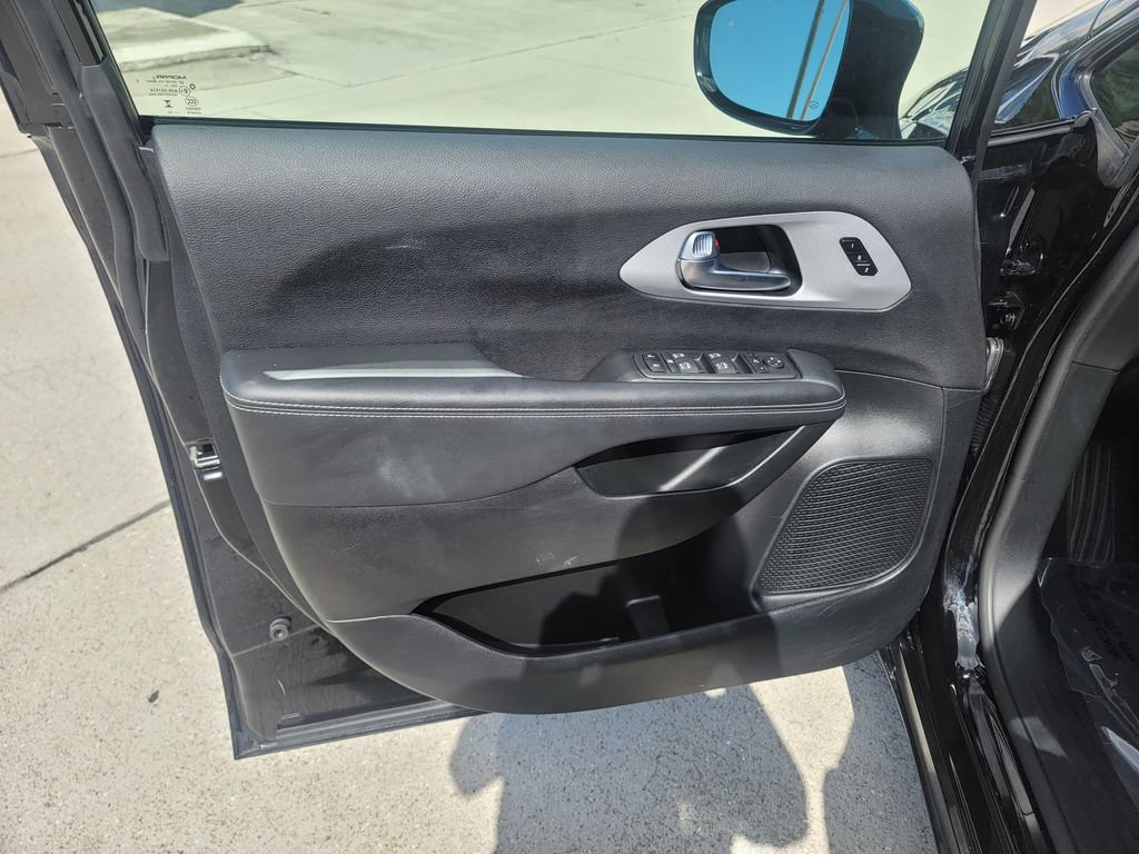 Used 2025 Chrysler Pacifica Limited FWD image 10