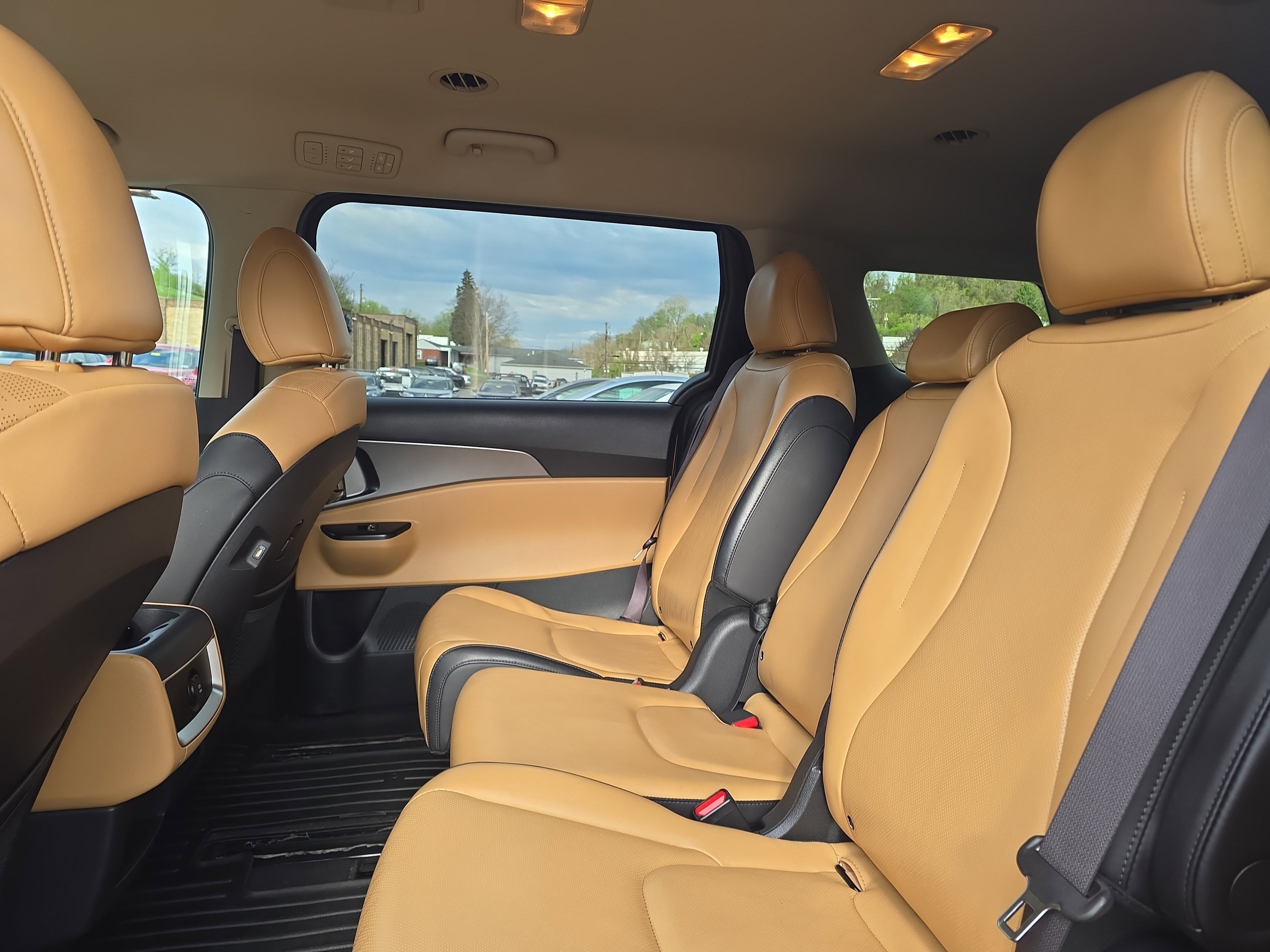 Used 2024 Kia Carnival LX FWD image 25
