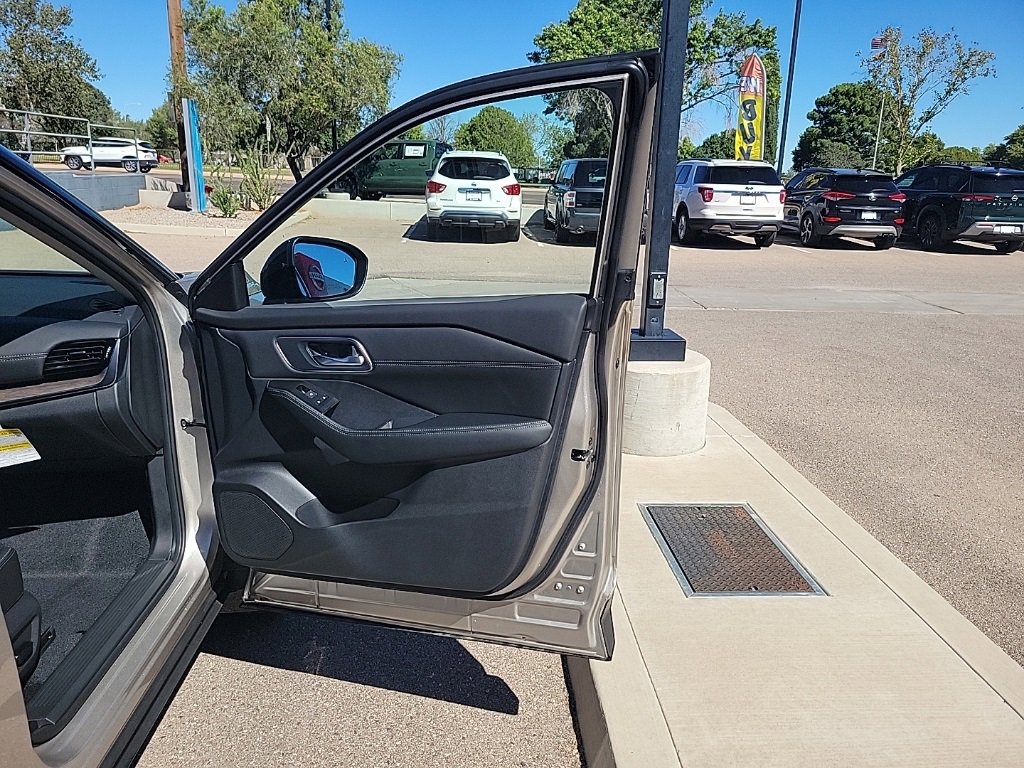 New 2026 Nissan Rogue Platinum image 18