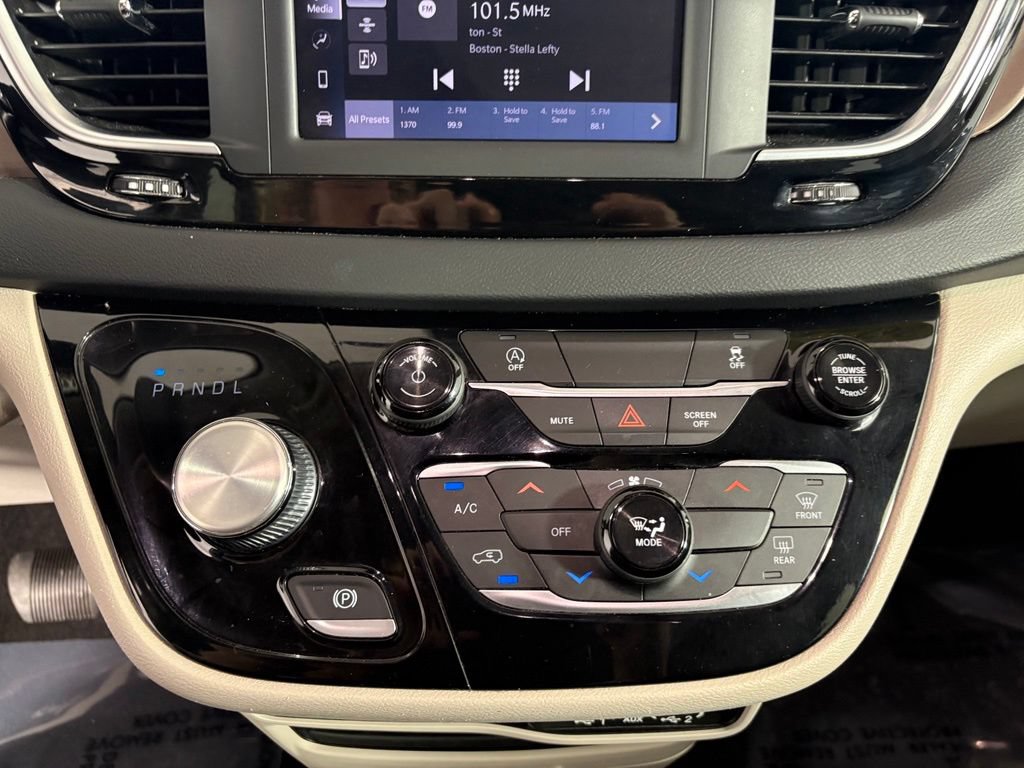 Used 2022 Chrysler Voyager LX FWD image 19