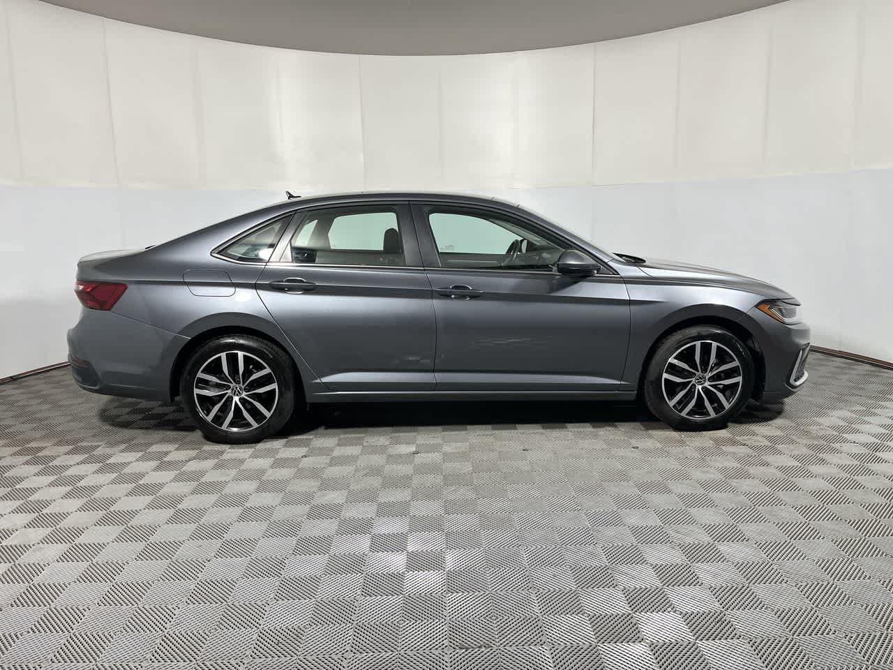 Used 2025 Volkswagen Jetta SE FWD image 9