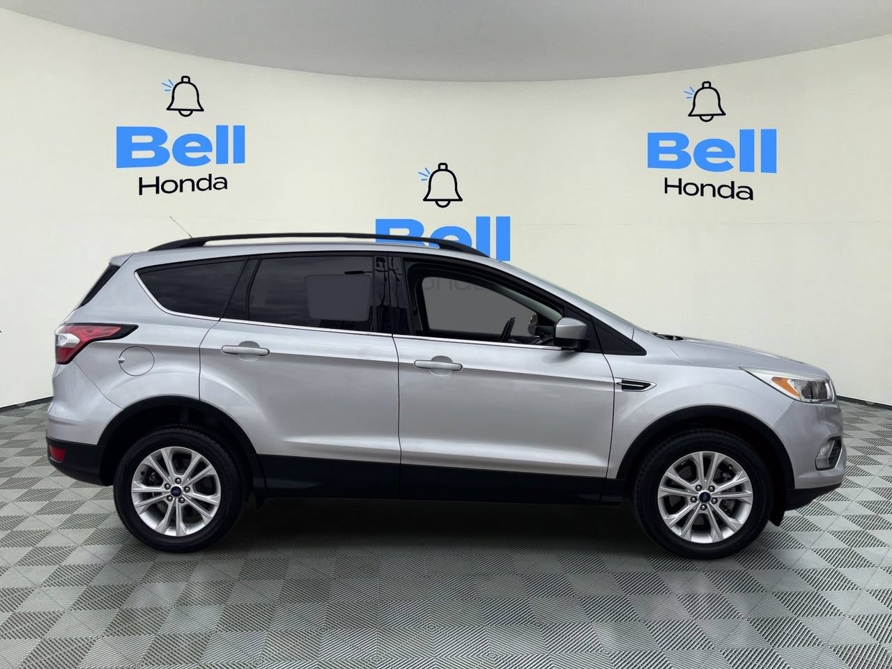 Used 2018 Ford Escape SE FWD image 4