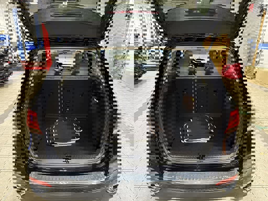 Used 2023 Volkswagen Taos SE w/ Panoramic Sunroof Package image 11