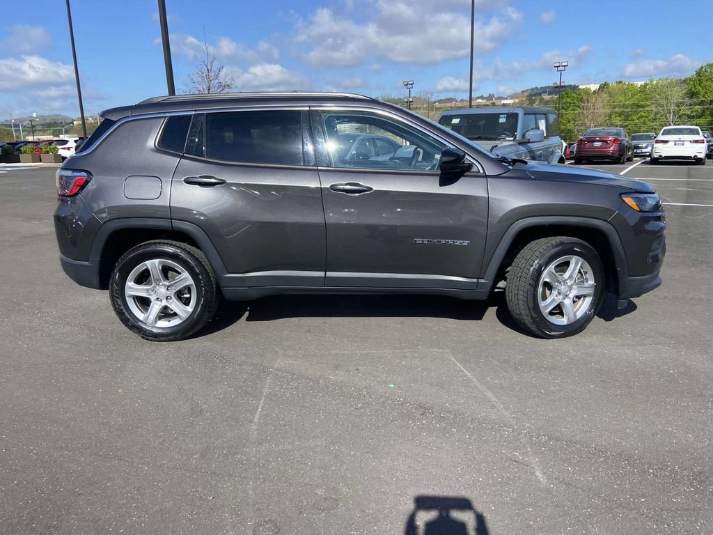 Used 2024 Jeep Compass Latitude AWD/4WD image 2