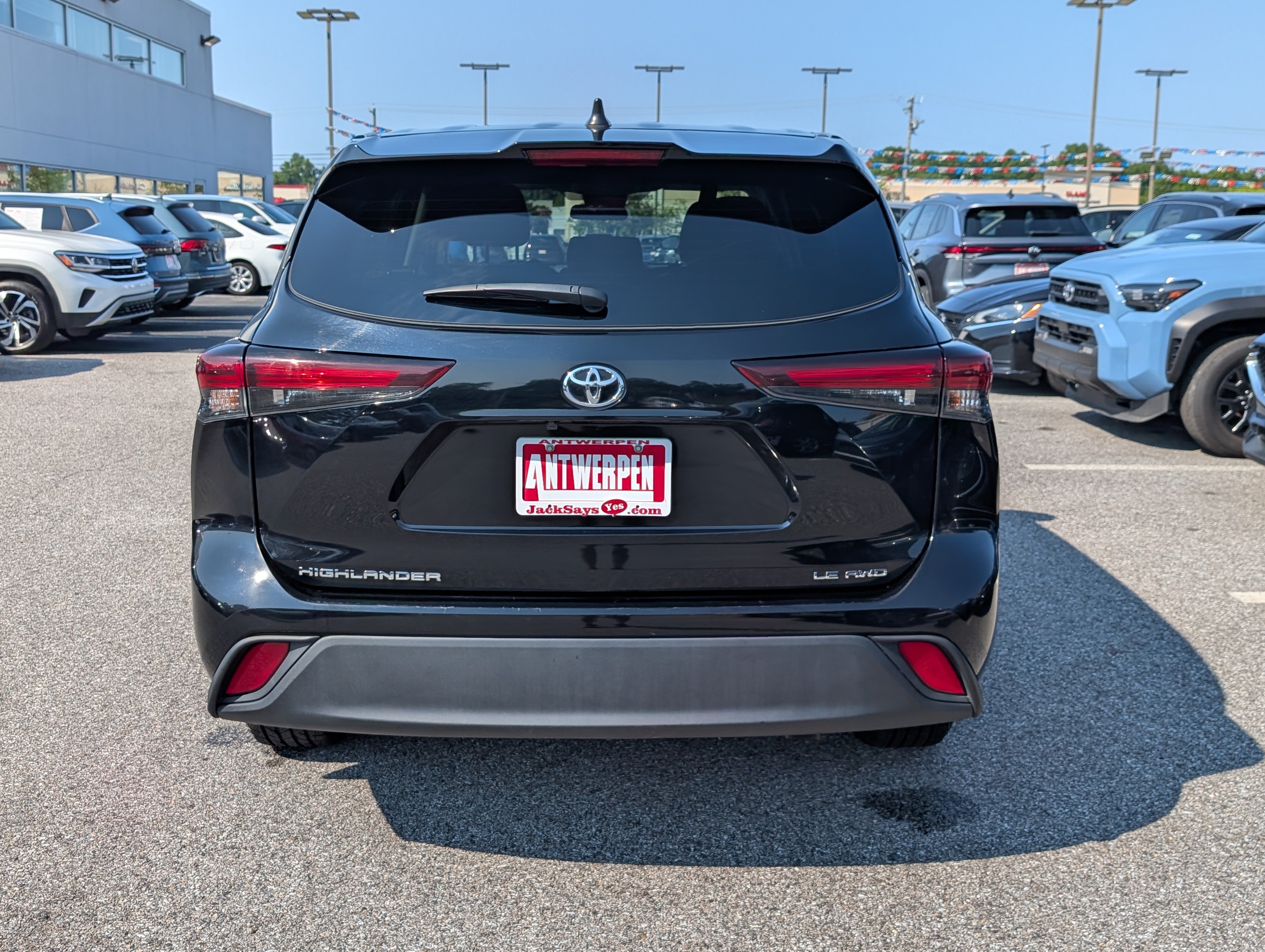 Used 2025 Toyota Highlander LE AWD/4WD image 4