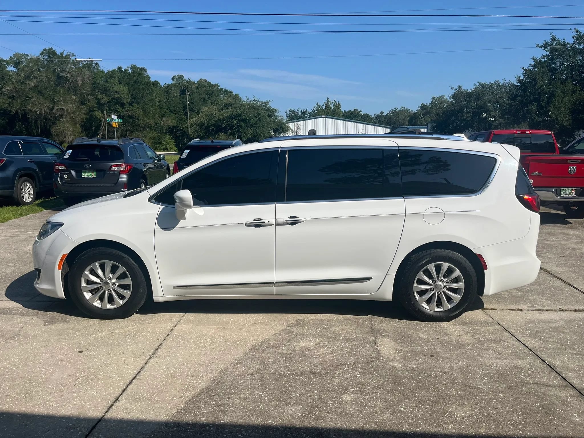 Used 2018 Chrysler Pacifica Touring-L Plus FWD image 4