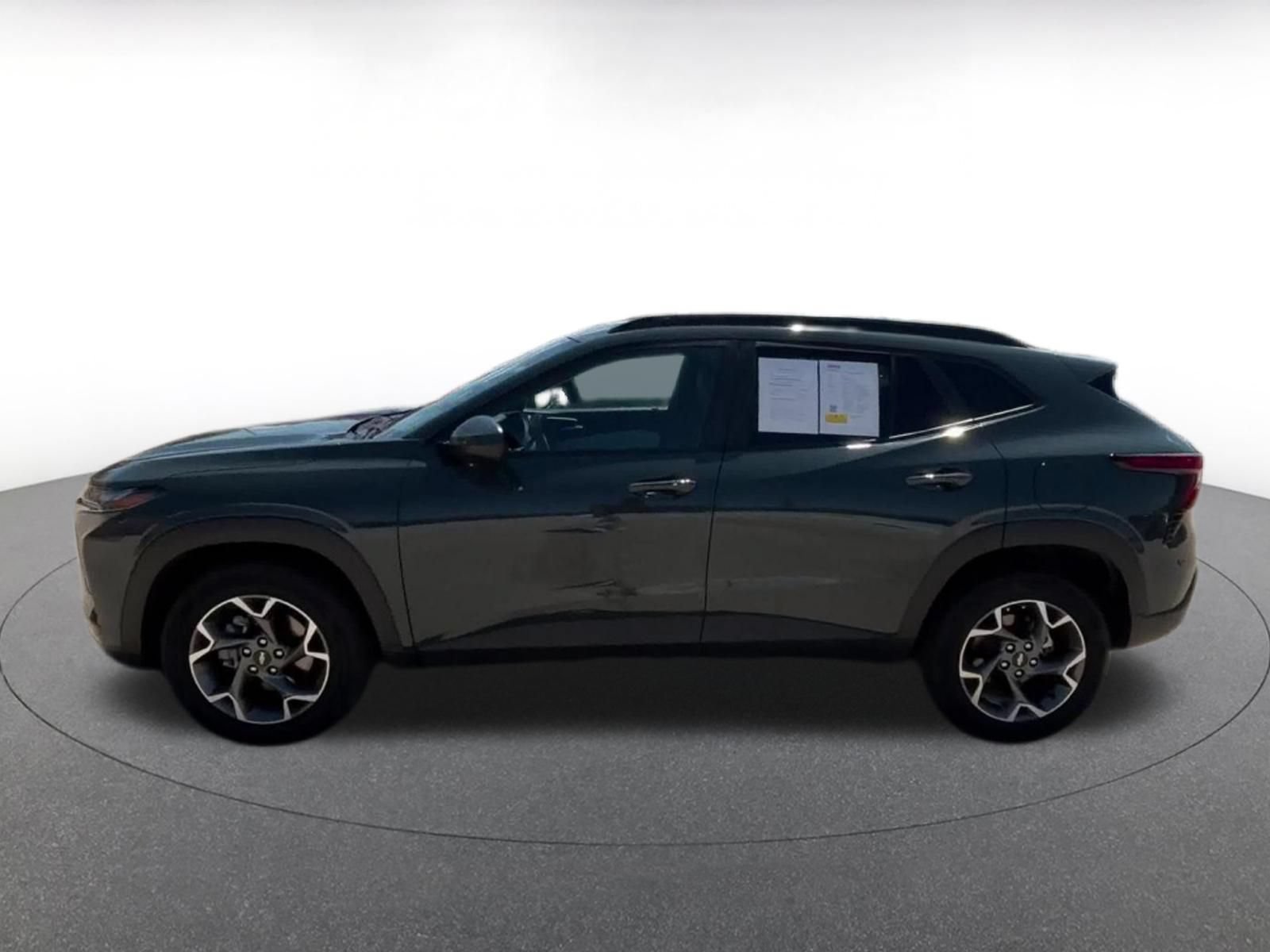 Used 2025 Chevrolet Trax LT w/ LT Convenience Package FWD image 9