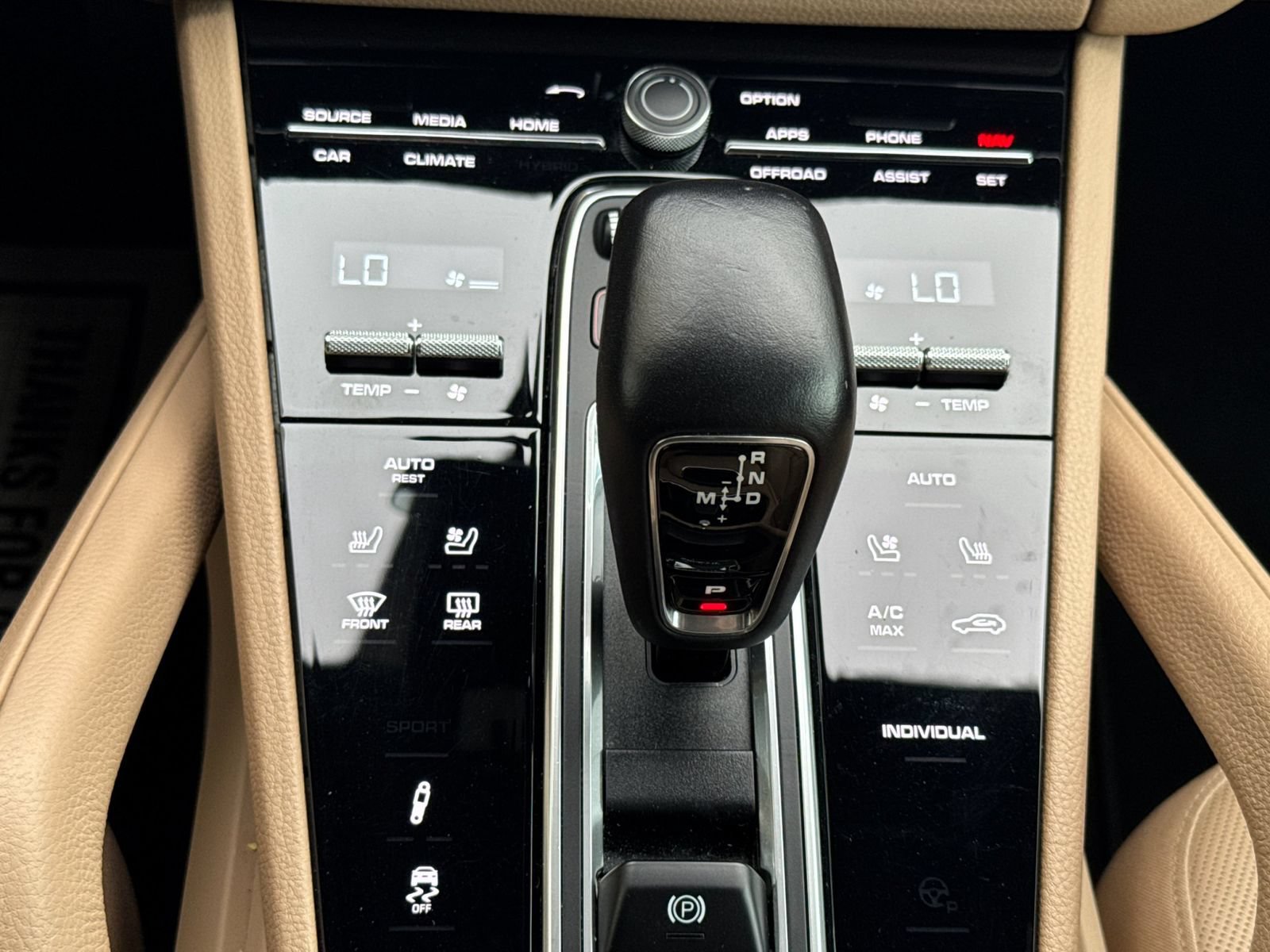 Certified 2022 Porsche Cayenne E-Hybrid AWD/4WD image 25