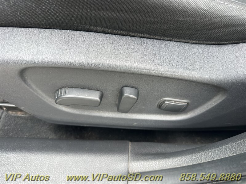 Used 2018 Nissan Rogue SV w/ Premium Package FWD image 32