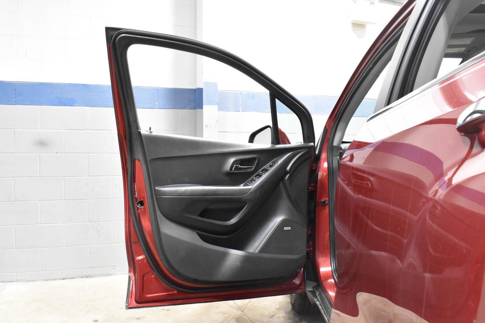 Used 2020 Chevrolet Trax LT w/ Sun & Sound Package image 10