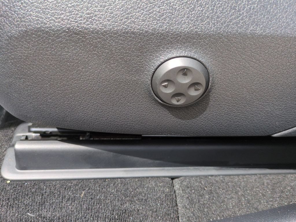 Used 2025 Mercedes-Benz GLC 300 4MATIC image 14