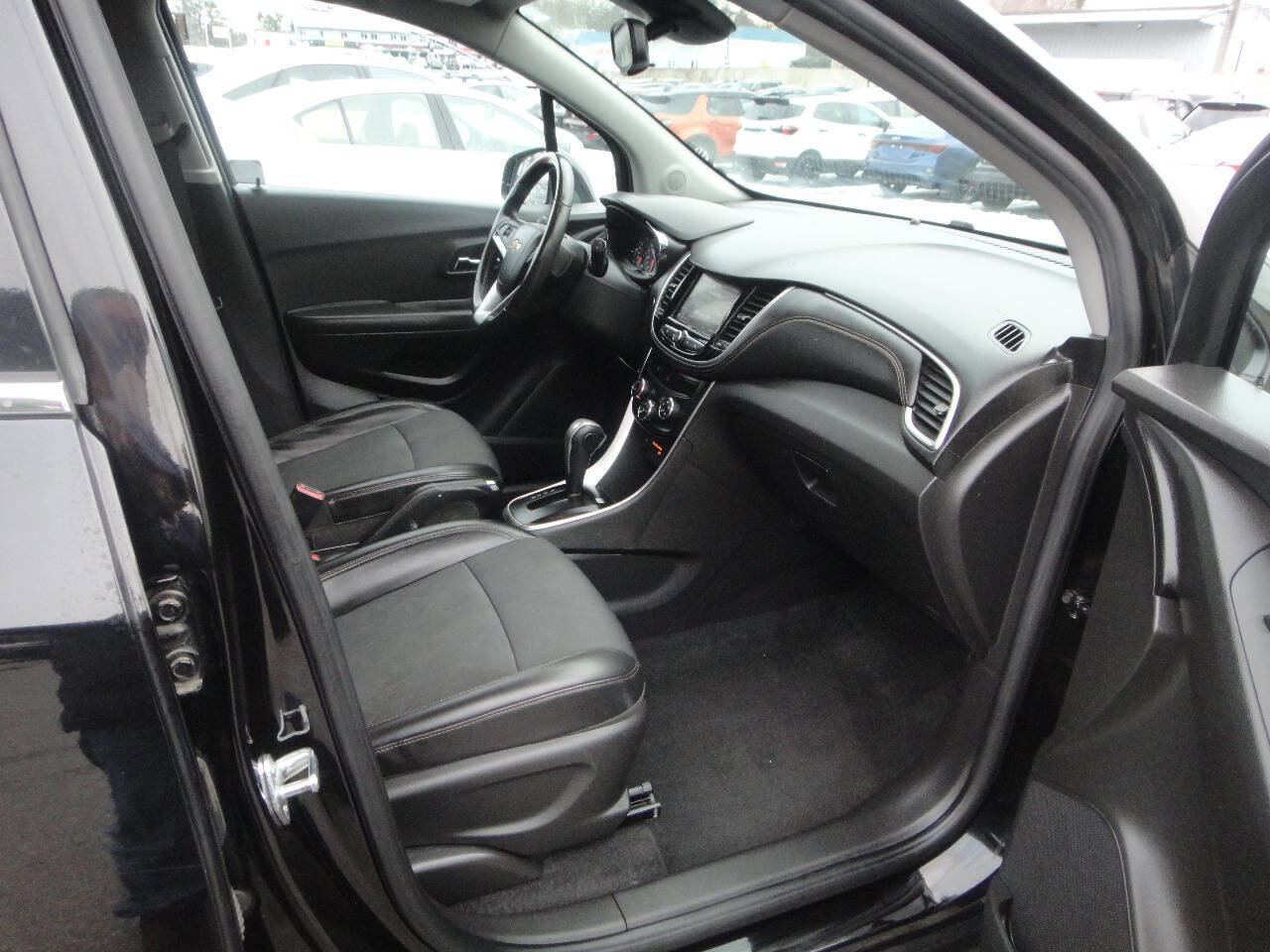 Used 2019 Chevrolet Trax LT w/ LT Convenience Package image 12