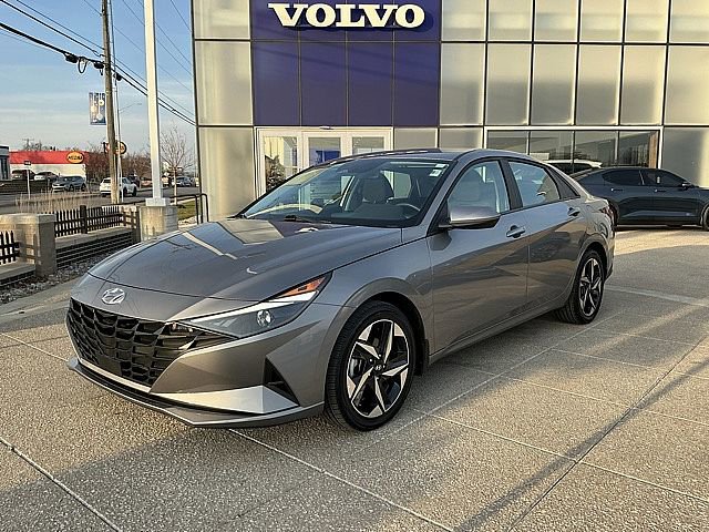 Used 2023 Hyundai Elantra SEL w/ Convenience Package image 3