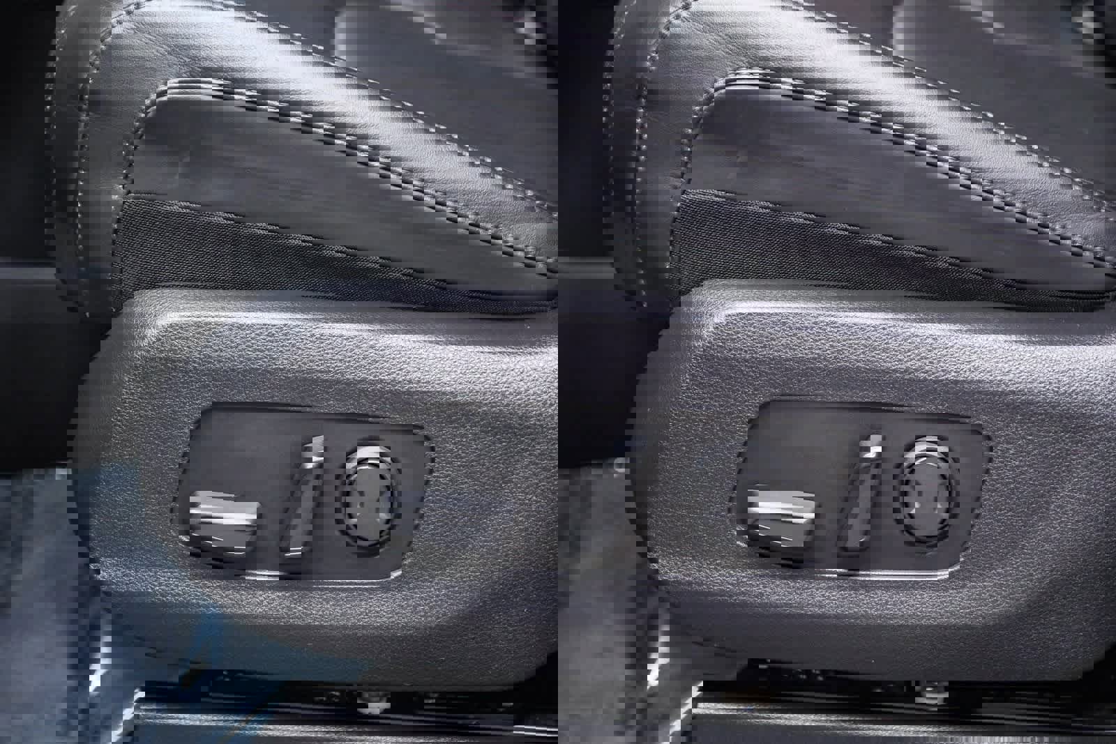 Used 2024 Kia Carnival EX image 25