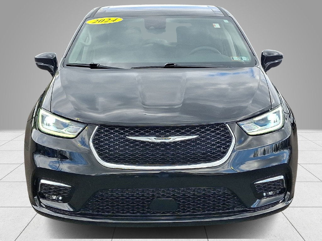 Used 2024 Chrysler Pacifica Touring-L FWD image 4
