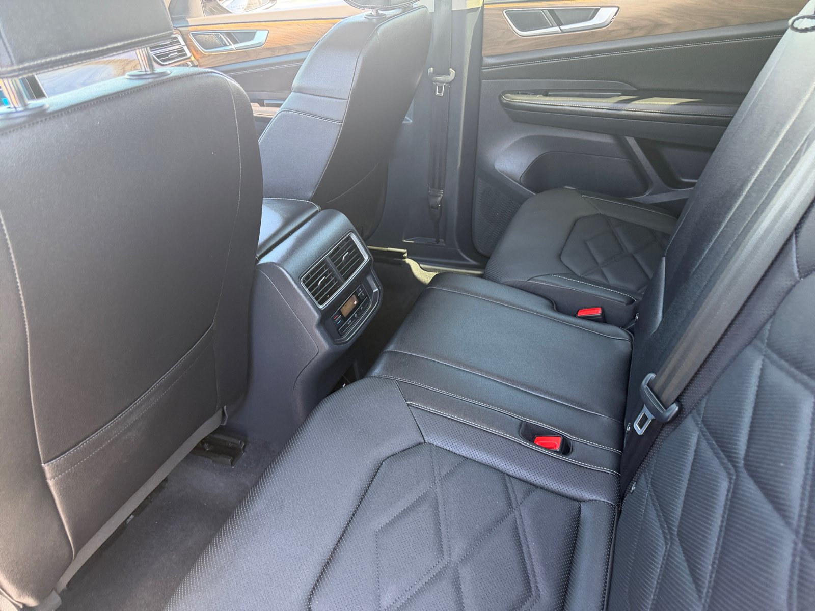 Used 2025 Volkswagen Atlas SE FWD image 17