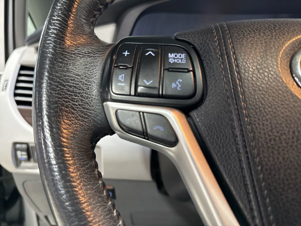 Used 2018 Toyota Sienna XLE Premium w/ Carpet Mat Package image 14