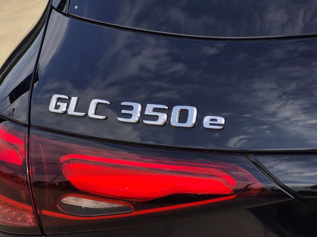 Used 2025 Mercedes-Benz GLC 350e 4MATIC image 11