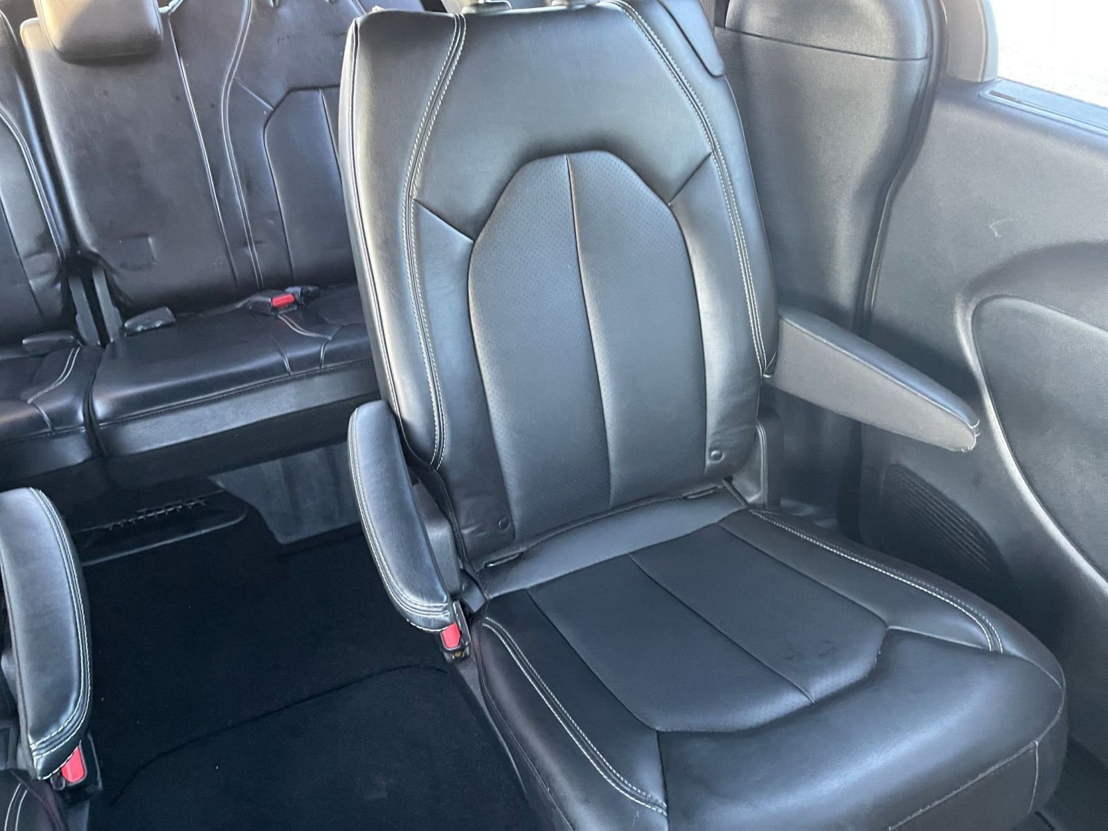 Used 2025 Chrysler Pacifica Select image 40