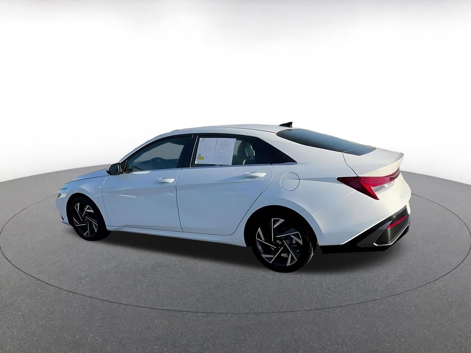 Used 2025 Hyundai Elantra Limited image 10