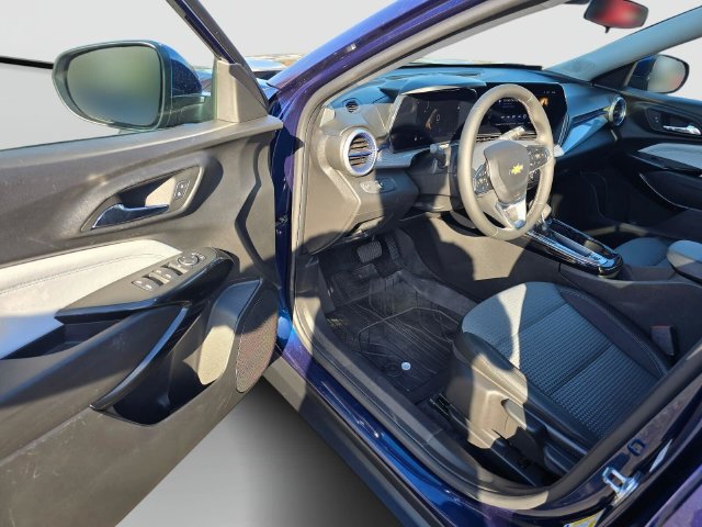 Used 2024 Chevrolet Trax LT w/ Sunroof Package FWD image 21