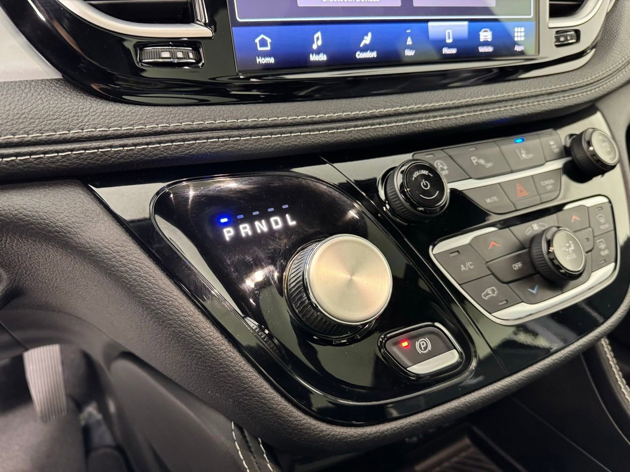 Used 2025 Chrysler Pacifica Limited image 21