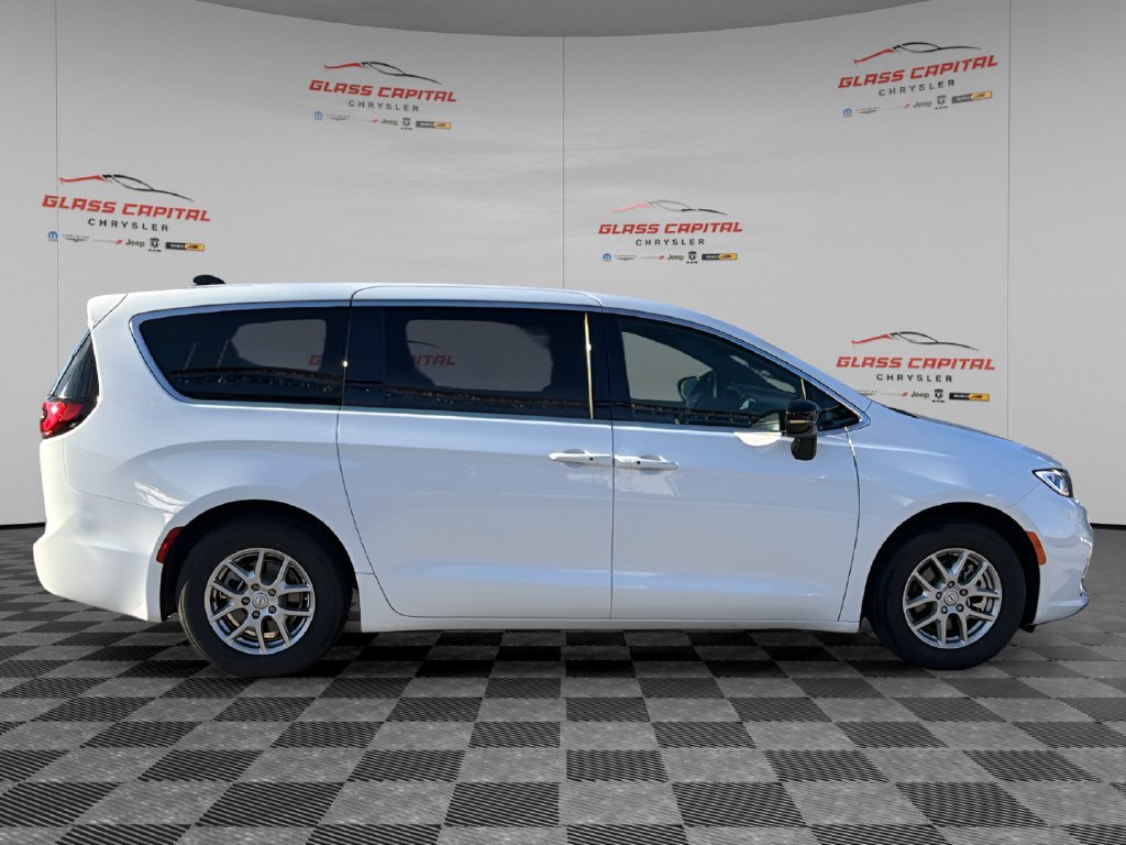 Used 2026 Chrysler Pacifica Select FWD image 8