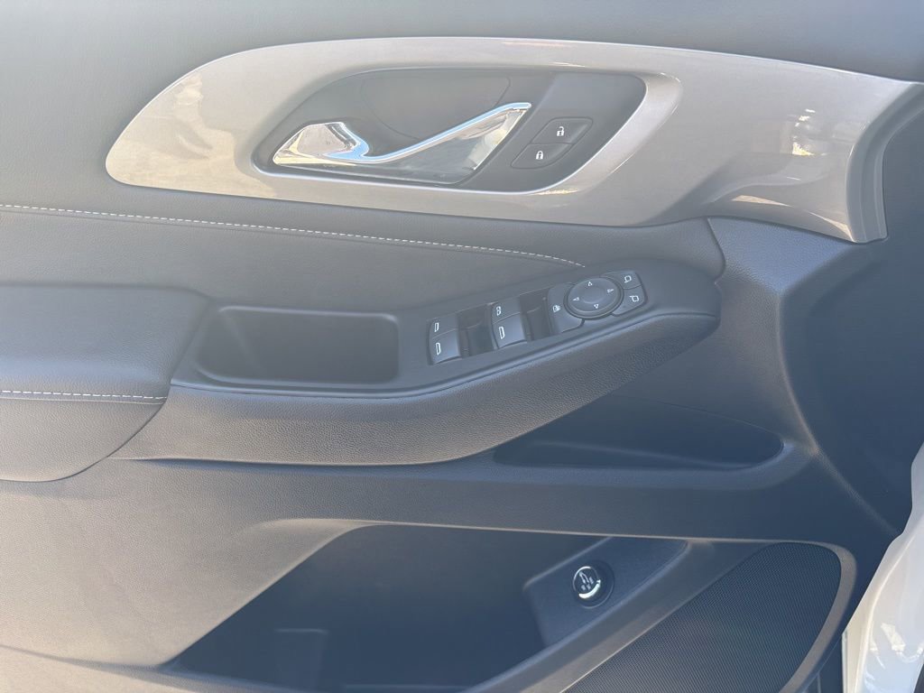 Used 2023 Chevrolet Traverse LT w/ Rear Camera Mirror Package image 10