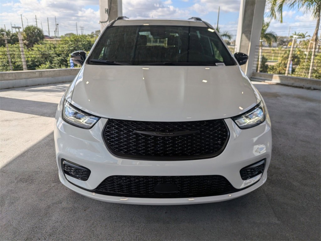 New 2026 Chrysler Pacifica Select image 3