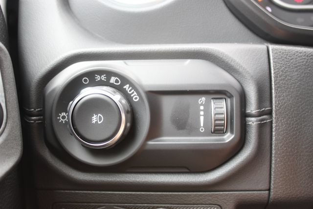 Used 2024 Jeep Wrangler Unlimited Sahara w/ Technology Group AWD/4WD image 17