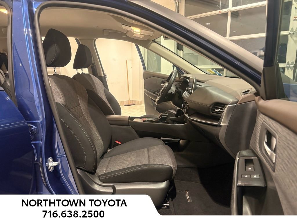 Used 2023 Nissan Rogue SV image 17