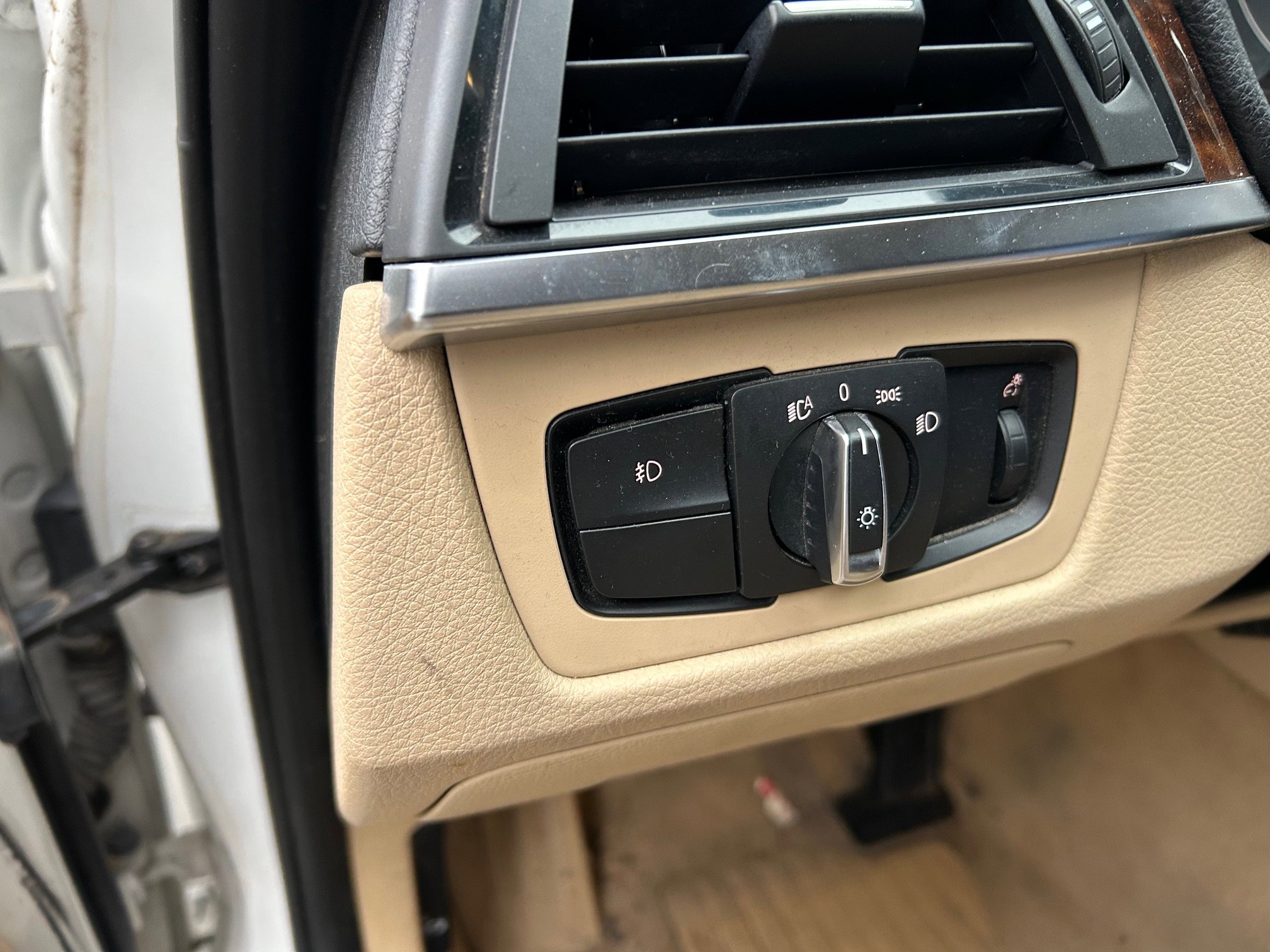 Used 2014 BMW 320i Sedan image 2