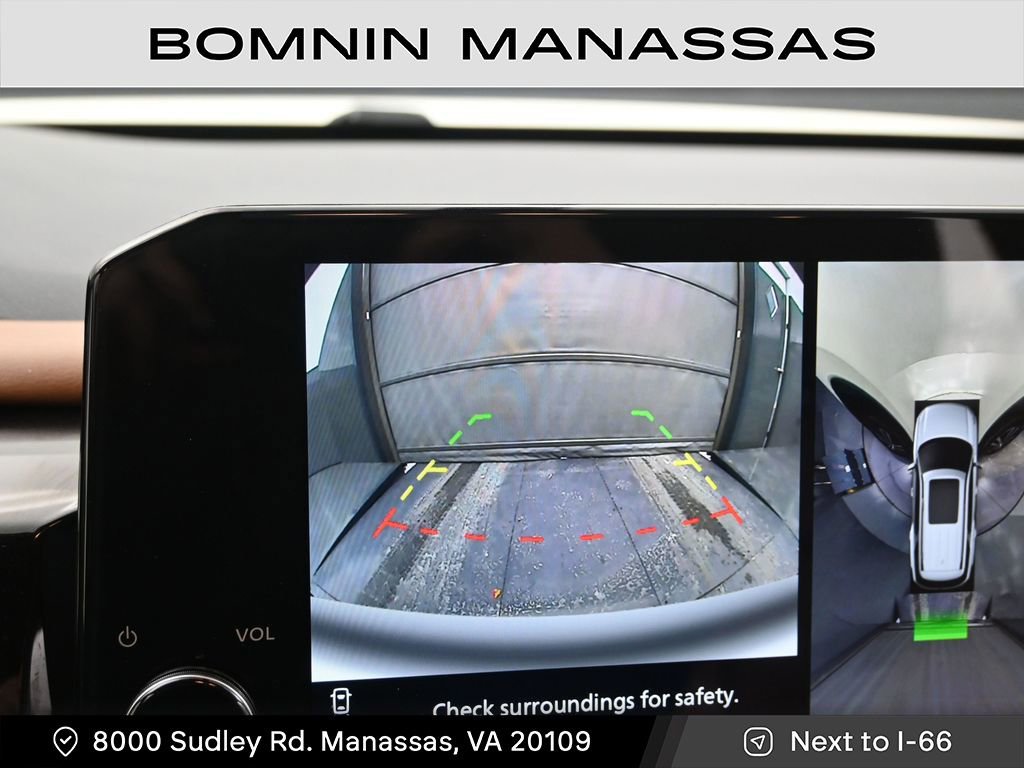 Used 2024 Nissan Pathfinder Platinum image 16