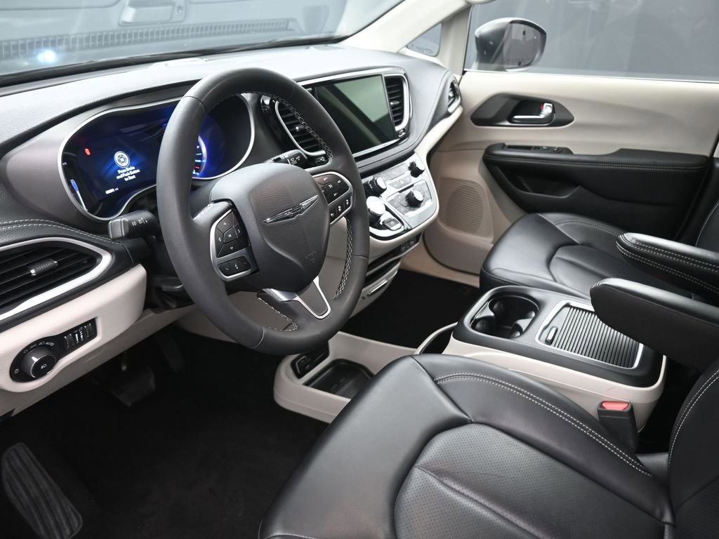 Used 2023 Chrysler Pacifica Touring-L image 19