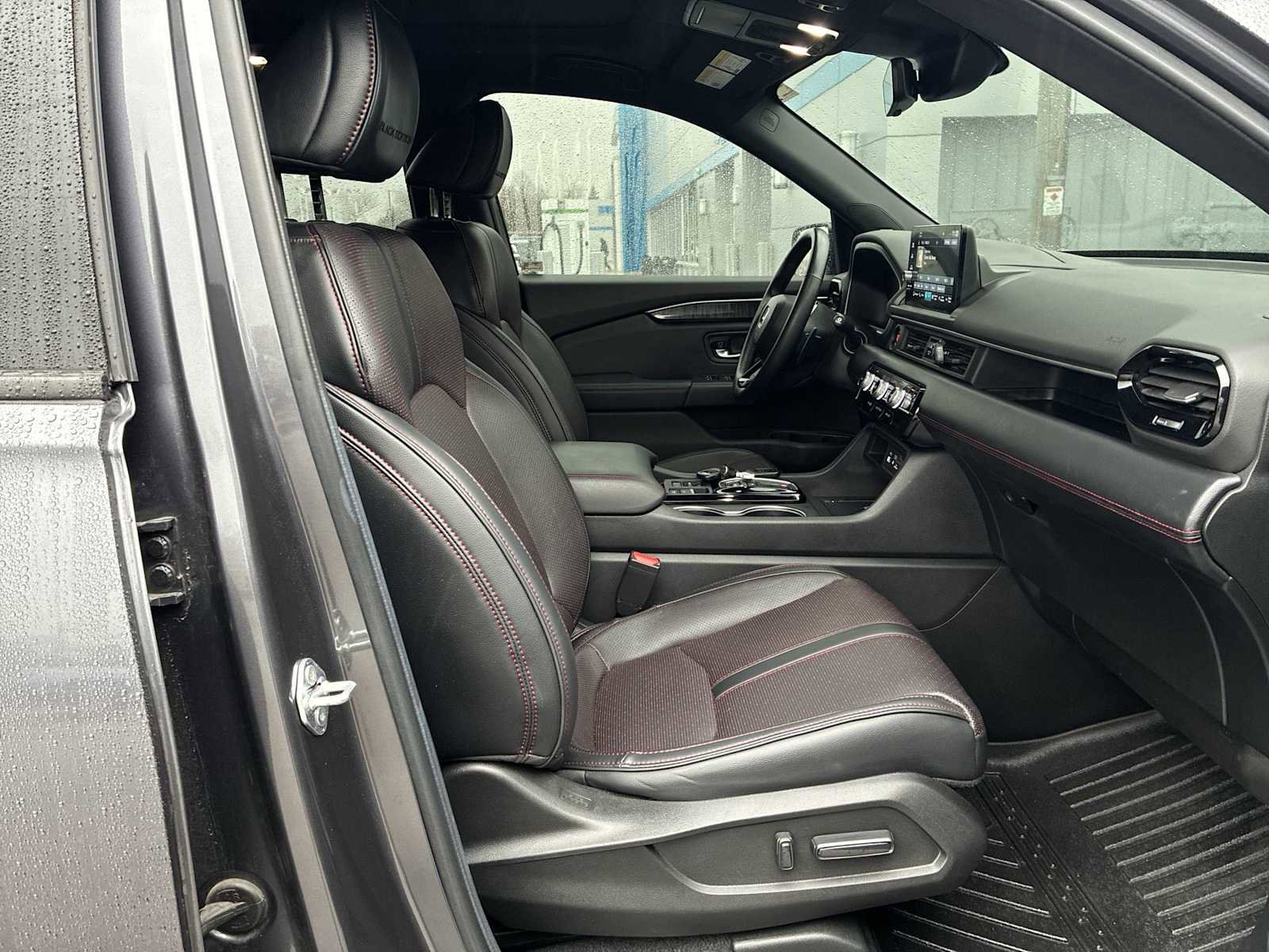 Used 2025 Honda Pilot Black Edition image 29