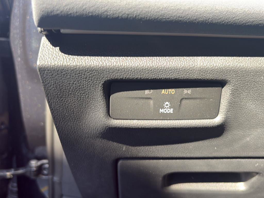 Used 2025 Volkswagen Tiguan SE R-Line image 25