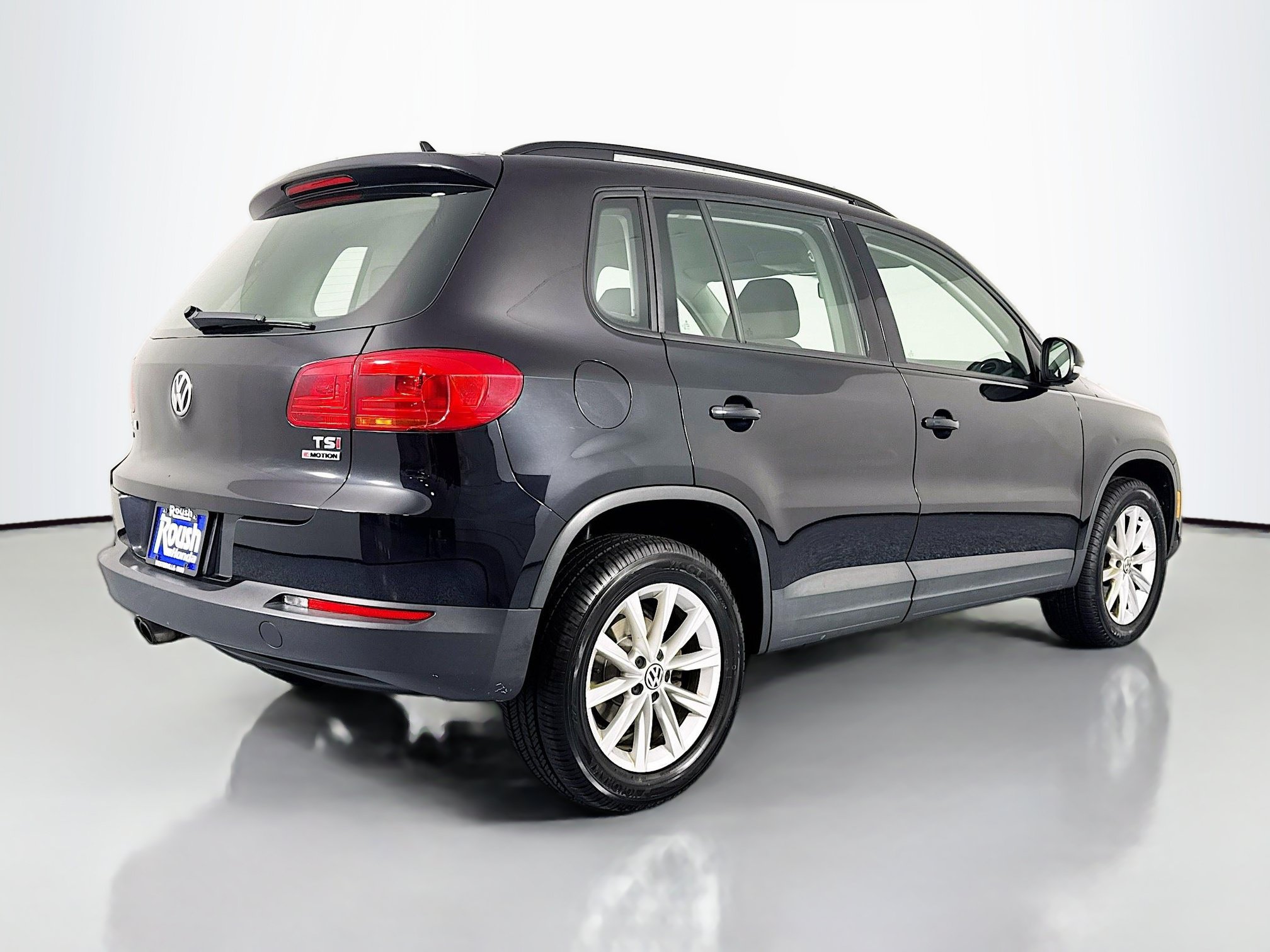 Used 2017 Volkswagen Tiguan Limited w/ Premium Package AWD/4WD image 5
