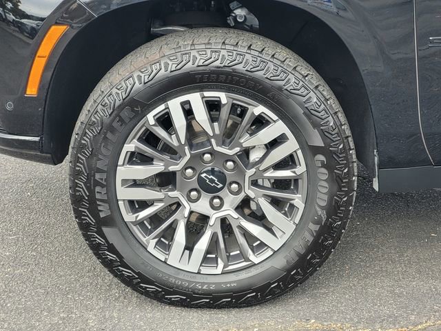 Used 2025 Chevrolet Suburban Z71 image 11