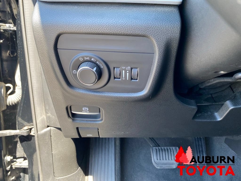 Used 2023 Jeep Grand Cherokee Laredo w/ Luxury Tech Group I AWD/4WD image 35